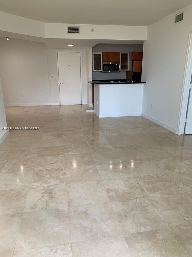 Photo - 18800 NE 29th Ave Unidad 316