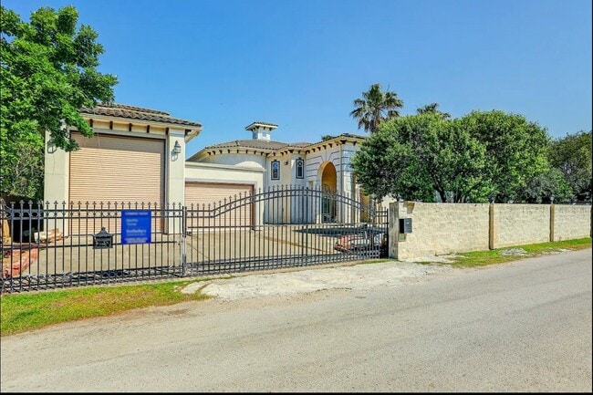 Building Photo - 135 1st St