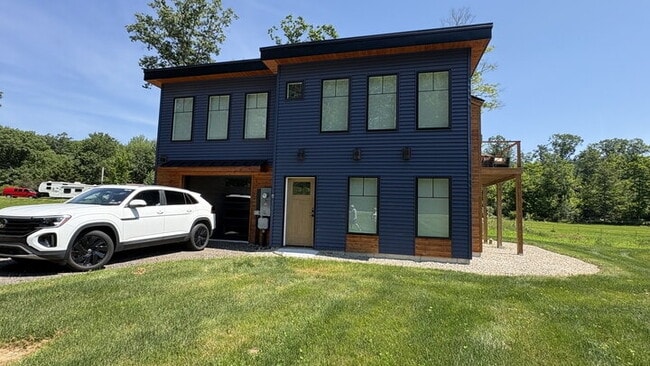 Luxury 2BR Second-Floor Duplex Unit on Picturesque Horse Farm – All Utilities Included!