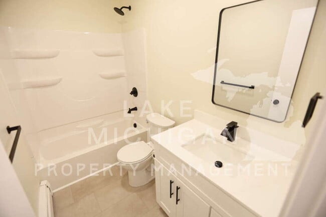 Photo - 883 Emerald Ave NE