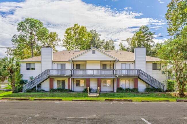Building Photo - 2 Bedroom/ 2 Bathroom Apartment Conveniently Located!