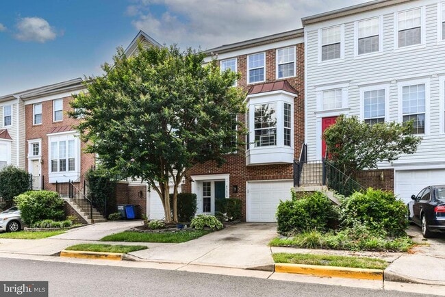 Photo - 45692 Waterloo Station Square Townhome