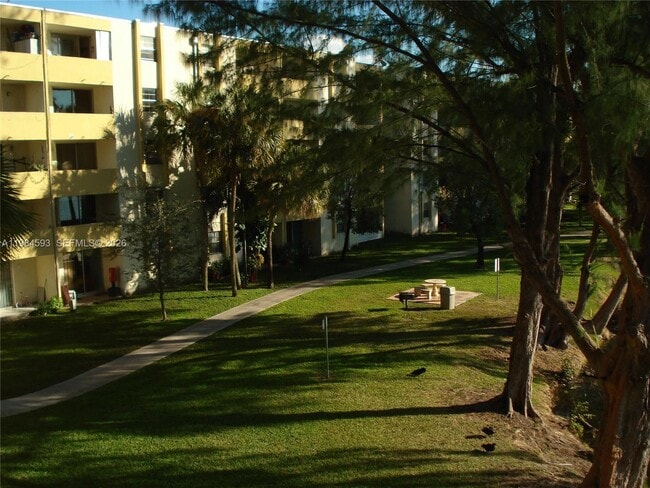 Building Photo - 10000 NW 80th Ct Unit 2463