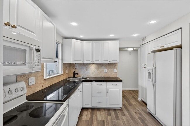 Photo - 3100 Riverside Dr Unit 305