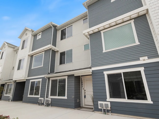 Building Photo - 3 Bed/3 Bath Townhouse in Saratoga Springs