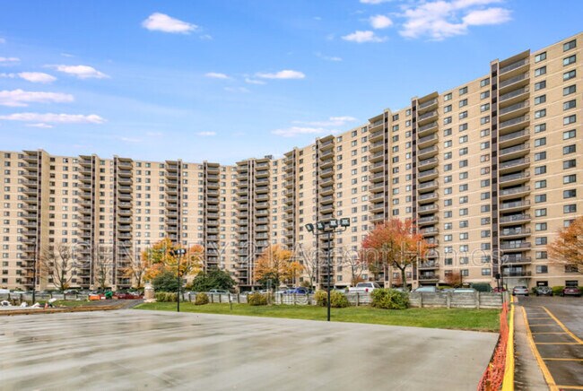 Photo - 307 Yoakum Pkwy Condo Unit #810