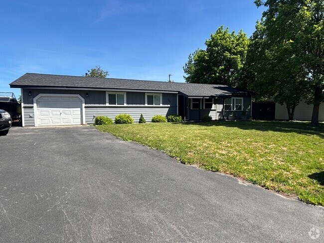 Building Photo - Charming 3-Bed Home in Hayden Lake — Spaci...