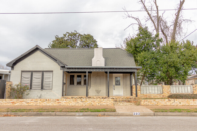Welcome home to 203 S Ave B! - 203 S Avenue B Rental