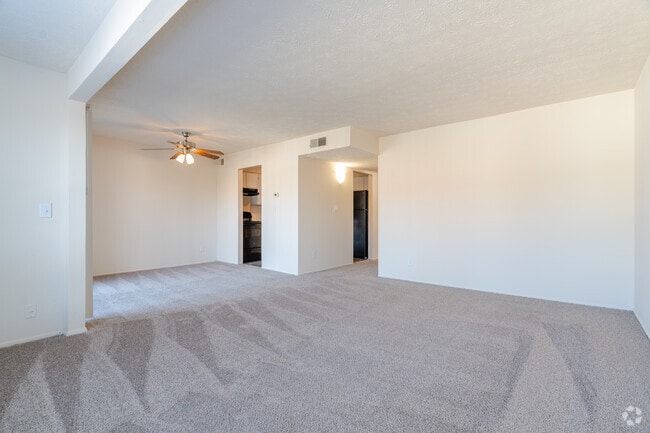 The Eyrie - Livingroom - Eagles Eyrie Apartments