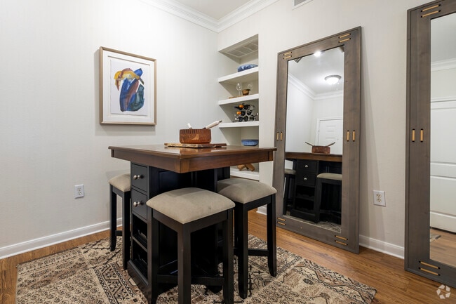1BR/1BA, 661SF - Eating Area