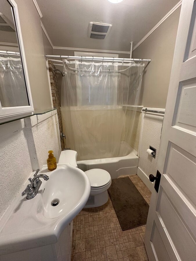 Photo - 1 bedroom/ 1 bath unit in Triplex