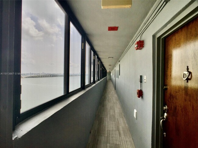 Photo - 555 NE 30th St Unidad 1004