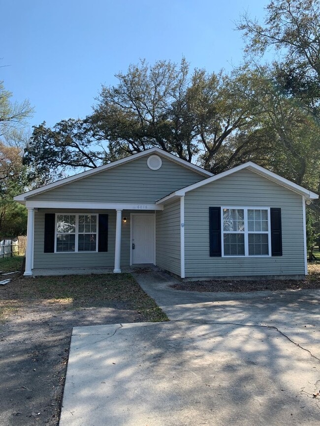 Building Photo - 3 Bedroom 2 Bath Renovated House Available Now on Park Avenue