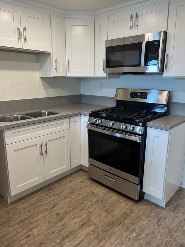 self cleaning stove with griddle - 16932 Lilac Lane Unit 3