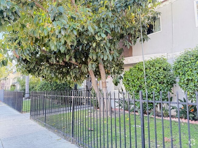 Building Photo - 6633 Woodley Ave Unit 14 Rental