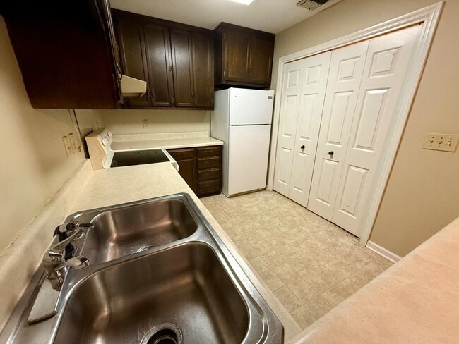 Photo - 2040 Woodlawn Dr SW