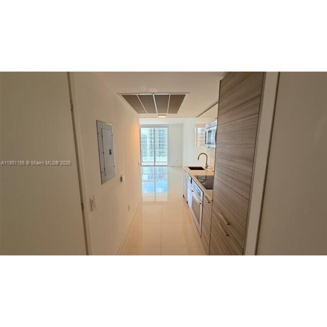 Building Photo - 1300 Brickell Bay Dr