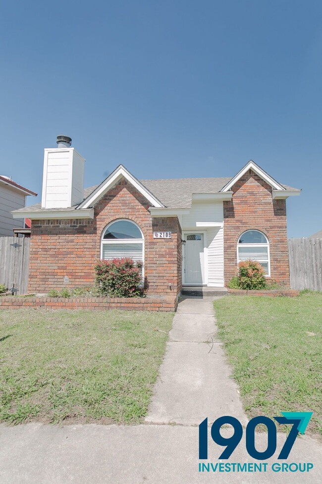 Building Photo - 2109 Briarcliff Dr