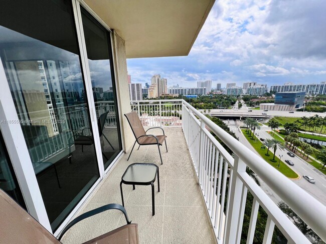 Photo - 19501 W Country Club Dr Unidad 1408 Rental