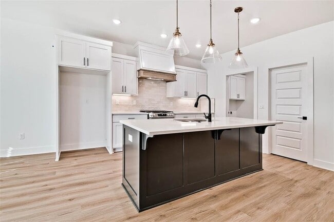 Photo - 20 Lochgilphead Ln