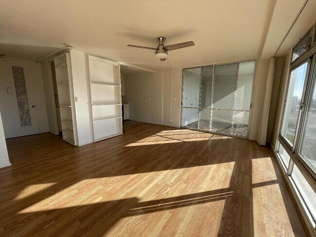 Photo - QUEEN EMMA GARDENS 2/1/tndm, Queen Twr, cf... Unit APT 1950