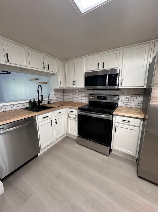 New countertop, appliances and sink - 225 SW 113th Way Unit Apt 225 in Fairway Greens