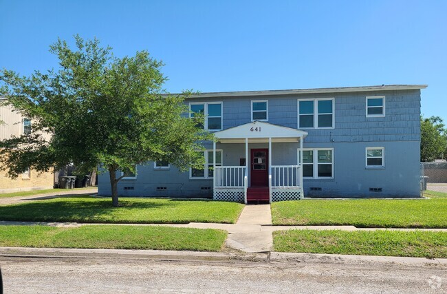 Building Photo - 641 Robinson St Unit Apartment 4