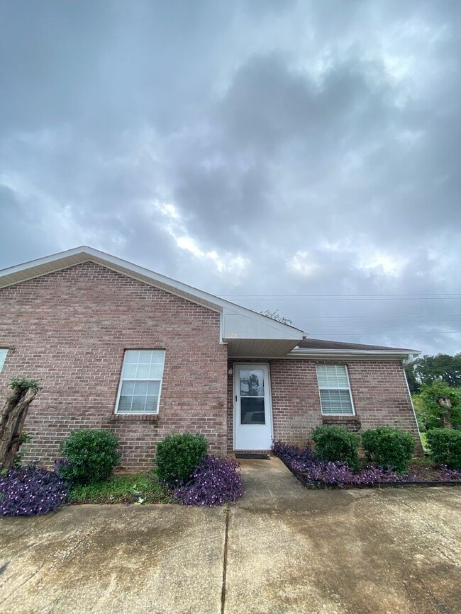 Building Photo - Comfort Meets Convenience in This 2 Bed, 2 Bath