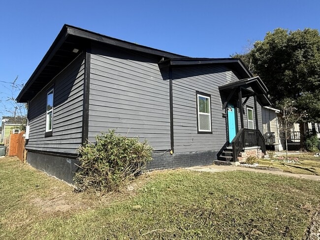 Photo - 728 W 39th St