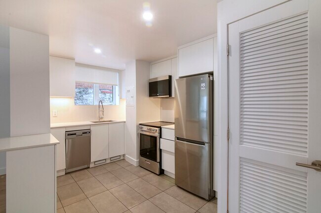 Building Photo - 1975 Maisonneuve Blvd W Unit 107