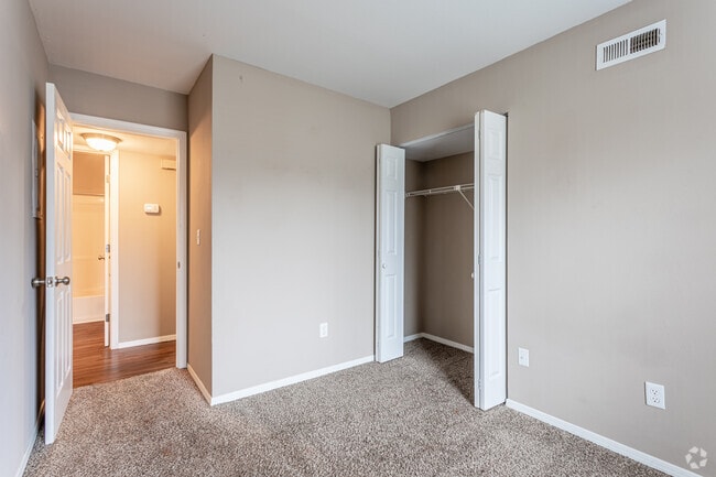 2BR, 1.5BA - 840 SF