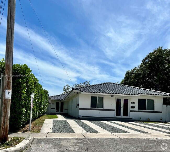 Building Photo - 3042 SW 16th Ter Unit 3042 Rental