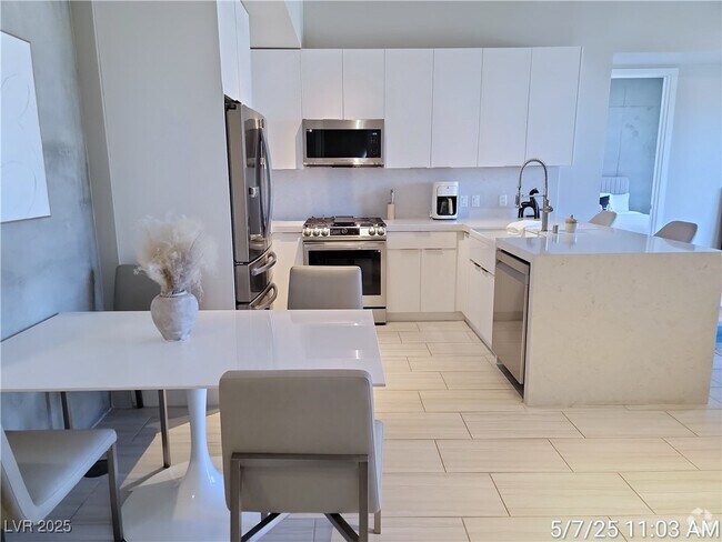 Building Photo - 353 E Bonneville Ave Unit 761 Rental