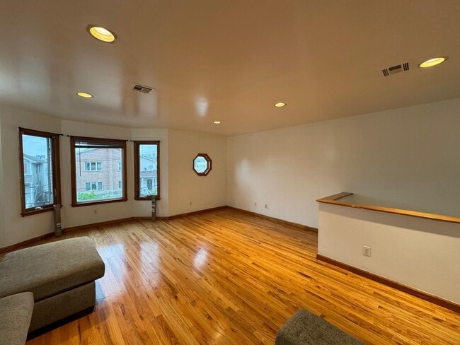 Building Photo - 162 W 53rd St Unit 2