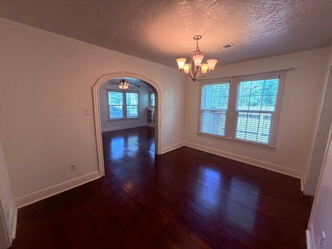 212 W Hunnicutt Ave