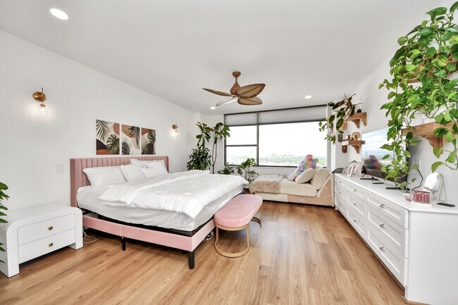 Building Photo - 14 Greenway Plz Unit 23P