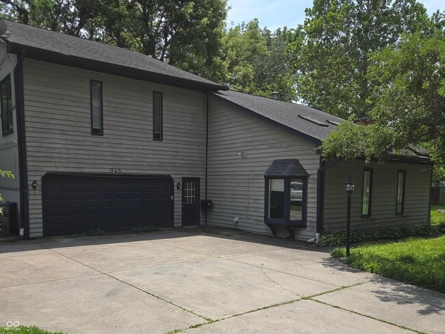 Building Photo - 945 Fox Hill Dr
