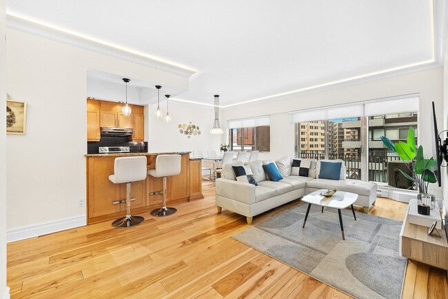 Building Photo - 3455 Rue Drummond Unit PH4-804