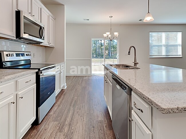 Photo - 615 W Lionel Rd