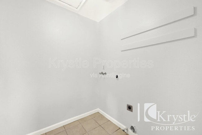 Photo - 121 Radcliffe Dr