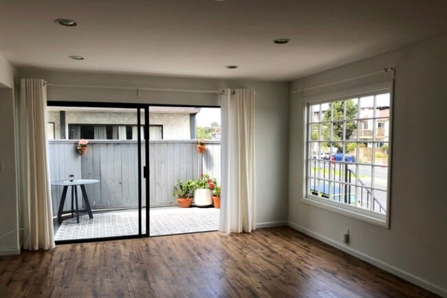 Living Room - 1460 Manhattan Beach Blvd Unit E