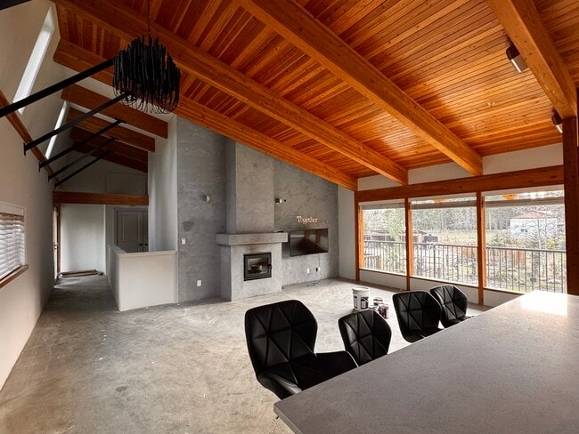 Building Photo - 1425 Benzon Crescent Unit 3 - Main House