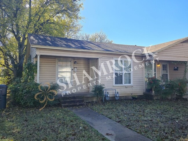 Building Photo - Central Waco Charm