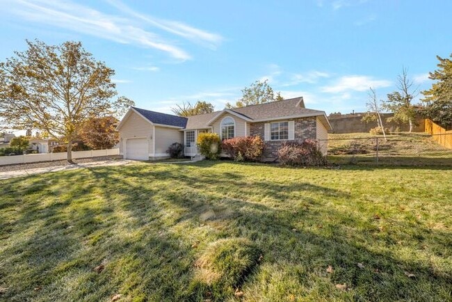 Building Photo - Spacious Sandy Rambler w 2 car attached