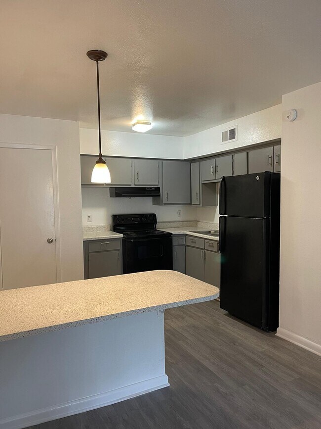 Kitchen - 2002 N Wayside Dr