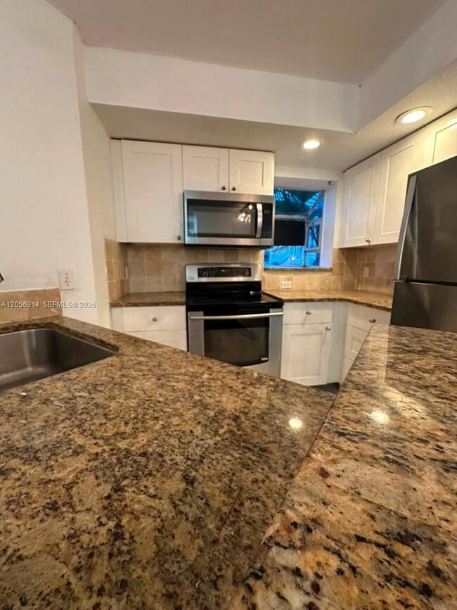 Building Photo - 3330 Pinewalk Dr N Unit 1611