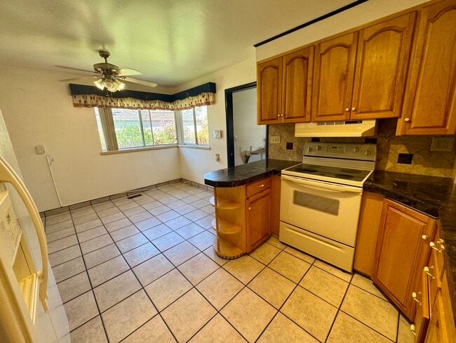 Cocina y comedor - 466 W 500 N Unidad Spacious 2-Bedroom Main L