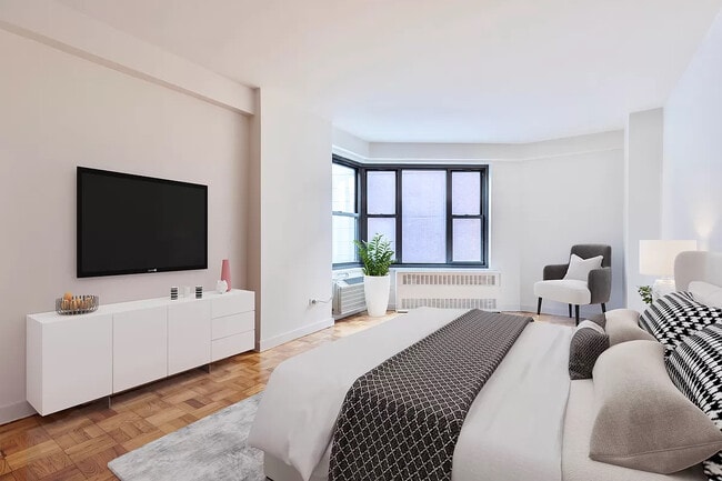 Photo - 358 W 48th St