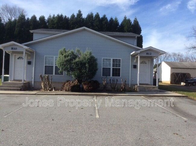 Building Photo - 810 Pine St