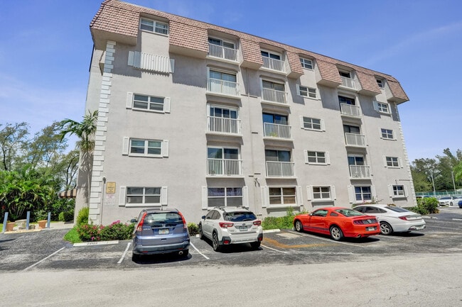 Building Photo - 5911 NE 14th Ln Unit 201S